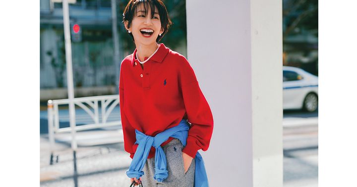 ラルフの赤のスウェットトップスとグレーのスウェットパンツにブルーのシャツを腰に巻いたスタイル