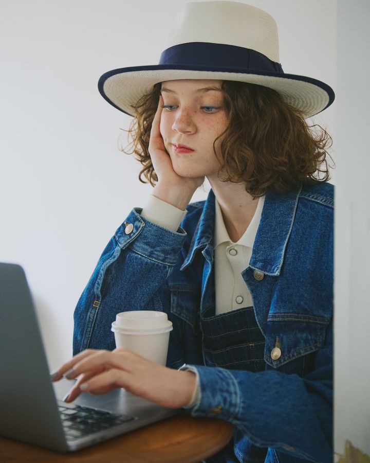 デニムのオーバーオールには、ニットポロとデニムジャケットがちょうど良い。【FUDGE dig.｜彼女が好きなデニムonデニム-02】