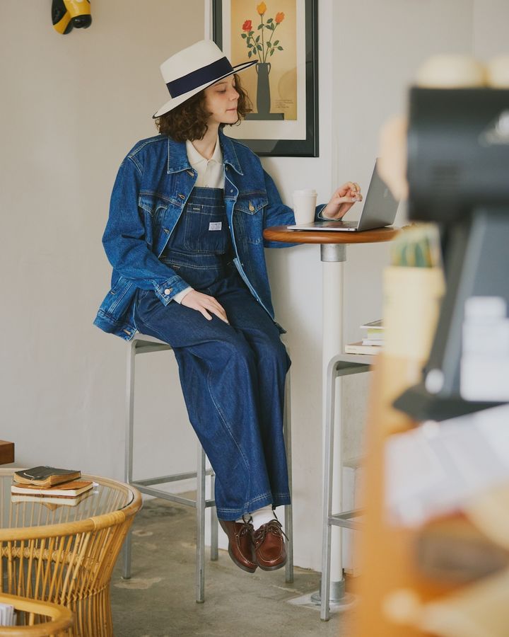 デニムのオーバーオールには、ニットポロとデニムジャケットがちょうど良い。【FUDGE dig.｜彼女が好きなデニムonデニム-02】