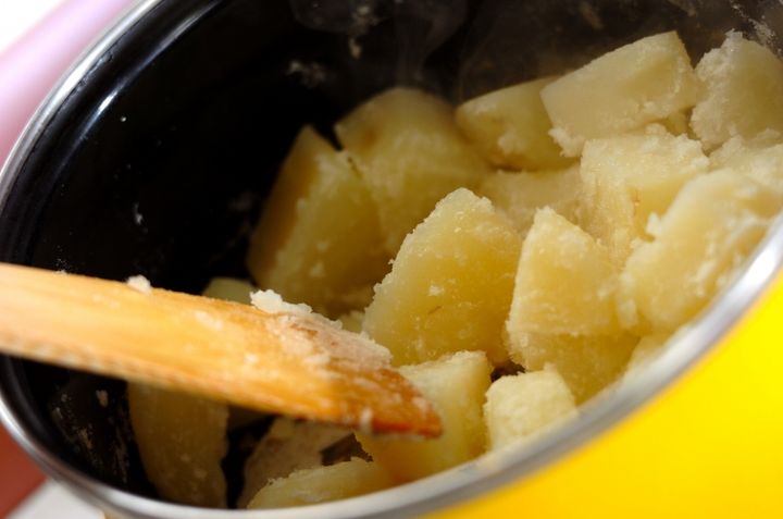 ソーセージと卵のコク旨ポテトサラダの作り方1