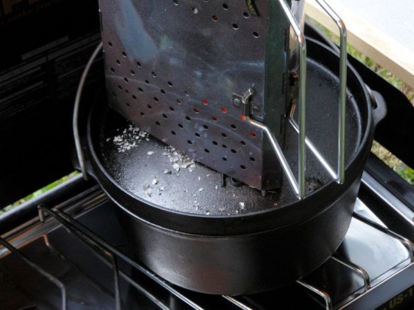 「意外と知らない」ダッチオーブンの正しい使い方知ってる？画期的なテクニックも徹底解説！