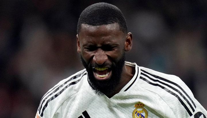 氷を審判に投げつけたスター選手、6試合出場停止でシーズン終了…手術は成功「7か月以上も激痛で…」