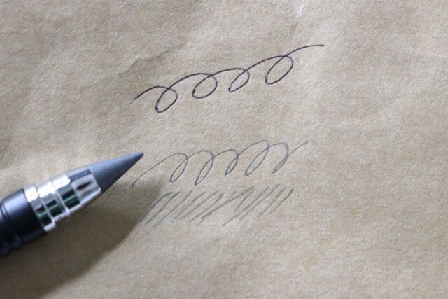 ダイソーの二刀流のボールペン付きコークスペン