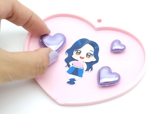 ダイソーのデコレーションキーホルダーは写真と一緒にシールやパーツを入れてデコレーションできる