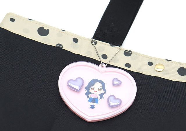 ダイソーのデコレーションキーホルダーをバッグにつけた様子