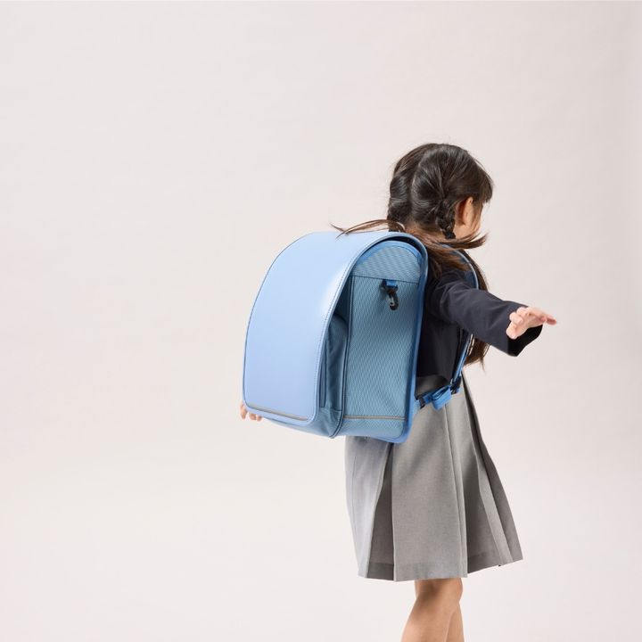 Rikomonのランドセルリュックの水色を背負っている女の子