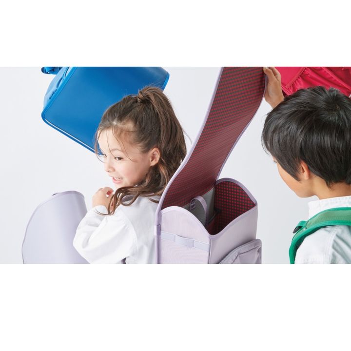 ファミリアのランドセルリュック カスタムモデルを背負った子ども