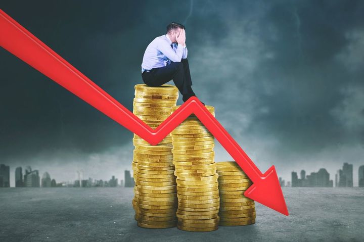 衰退する価値に絶望している男性