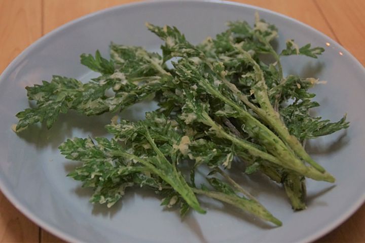  ▲ヨモギの天ぷら。春菊に近い味わいが楽しめます。