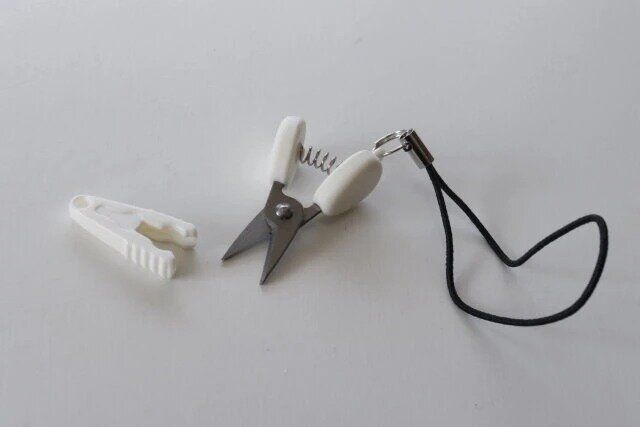 ダイソーの超ミニ携帯ハサミ（ケース付、4.2cm）1