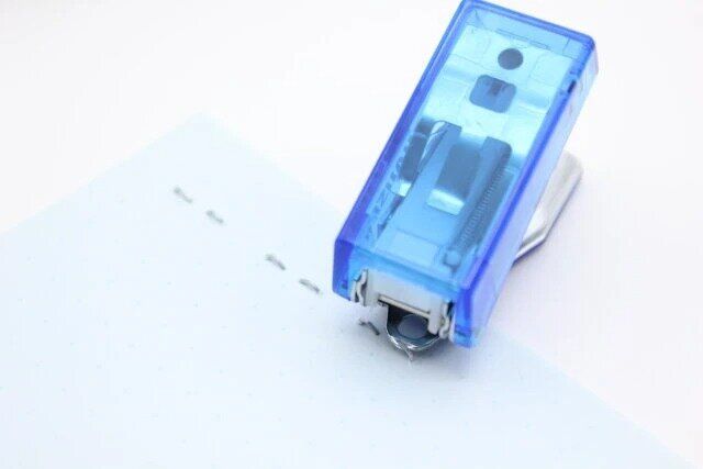 ダイソーのマイクロミニホッチキス（10号針）3