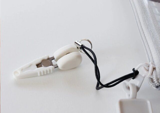 ダイソーの超ミニ携帯ハサミ（ケース付、4.2cm）3