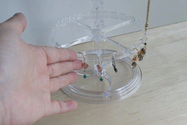 ダイソーのディスプレイになるアクセサリースタンド