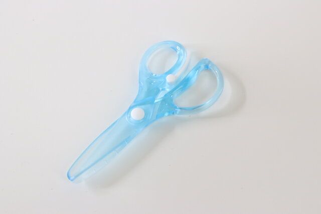 プラ製クリア安全はさみ（スプリング付、ブルー）