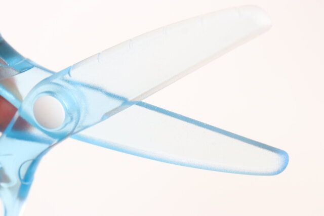 プラ製クリア安全はさみ（スプリング付、ブルー） 刃先