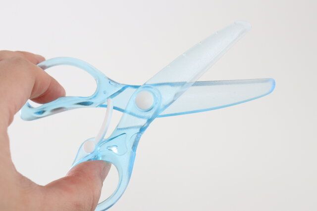 プラ製クリア安全はさみ（スプリング付、ブルー） 使用時