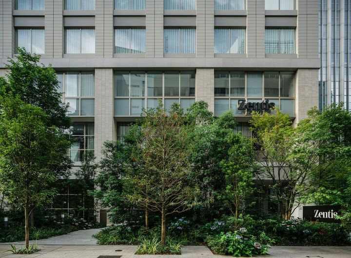 堂島川から一本奥に入った通りにあり、北新地の繁華街が目と鼻の先とは思えない静かな佇まい。