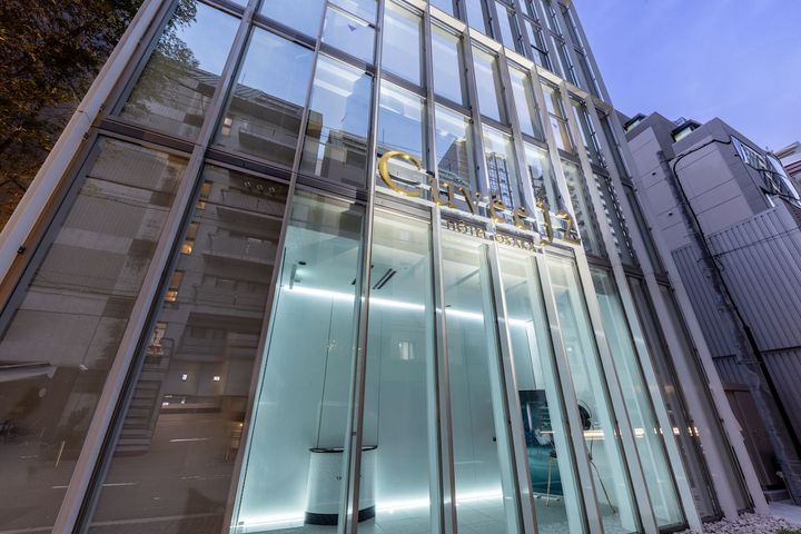 1階エントランスを入るとそこには何もなく、一瞬とまどうが、隠し扉の奥にエレベーターが。