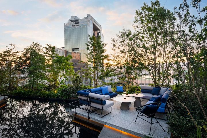 うめきたエリアの空の広さを実感できる開放感たっぷりの「ジャジャバー」のテラス席。