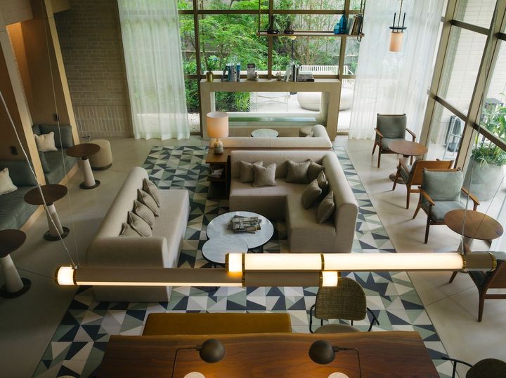 タラ・バーナードは、自然の素材を積極的に取り入れ、穏やかで居心地のよい空間を作り出した。