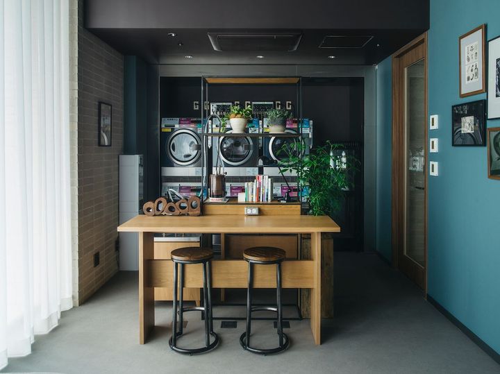 ランドリーマシン、フレグランスバー、コーヒーマシン、ライブラリーなどを備えた24時間利用可能な多目的ルーム「Room 001」。