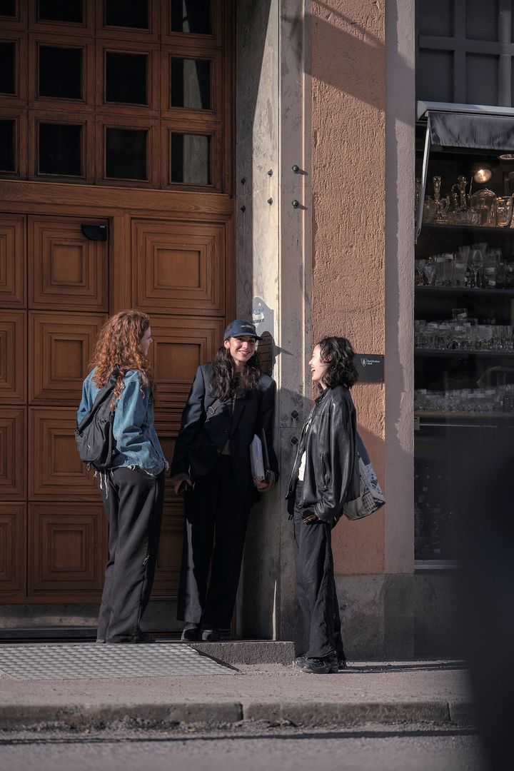 どれが好き？三者三様の黒×デニムの超オシャレコーデ！【番外編：スウェーデン】