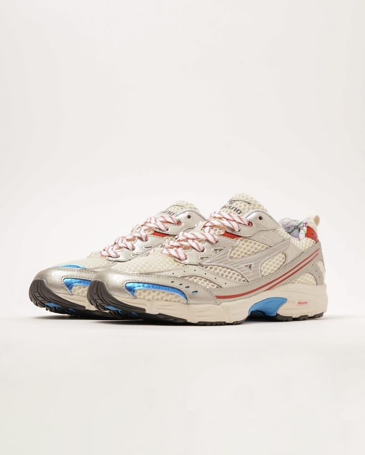 画像: MXR OSAKA PACK MXR オフホワイト×シルバー×レッド￥16,500 jpn.mizuno.com