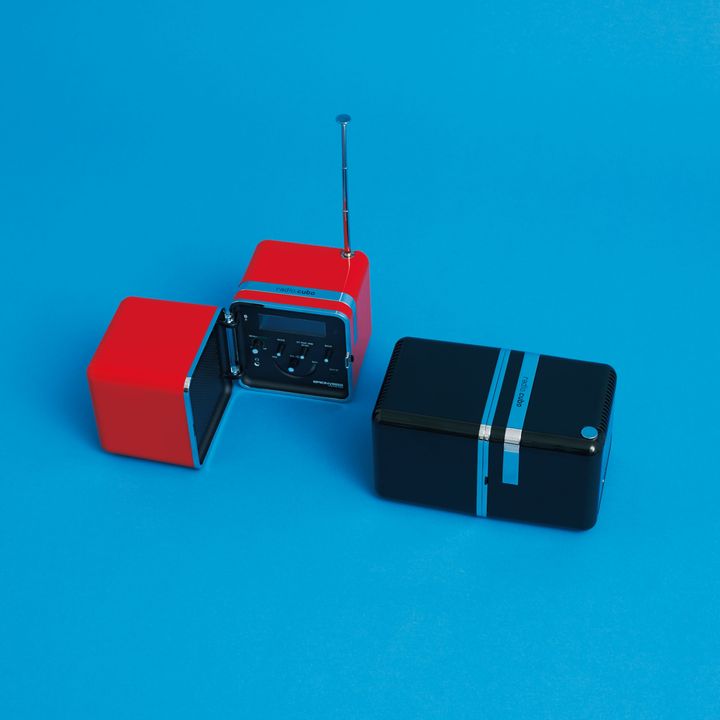 持ち運びにも便利！家でも外でも使いたい、ときめく充電式ラジオ【機能的なミッドセンチュリー】