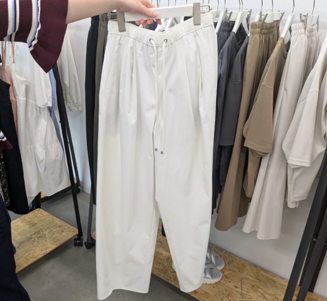 白のバレルレッグプルオンパンツQ