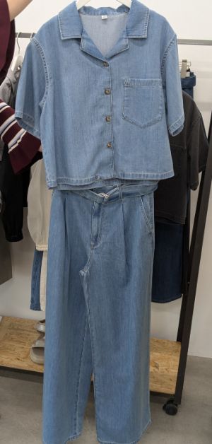 ライトデニムベルテッドワイドパンツとデニムシャツのセットアップ