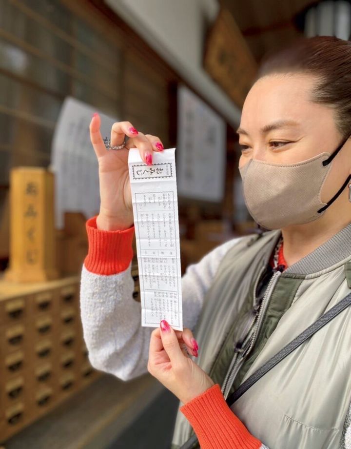 芸能の神様「猿田彦神社」でおみくじをひいた観月ありささん