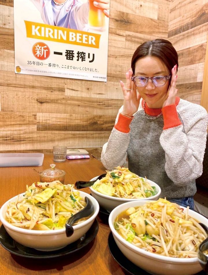 旅先の名古屋でべと紺ラーメンを食べる観月ありささん
