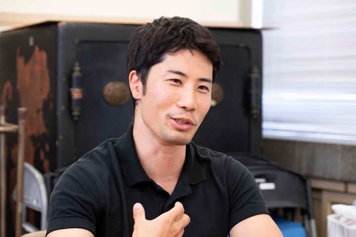 盛山さんをサポートいただく、今回のボディメイク請負人のトレーナー・神戸貴宏さん。