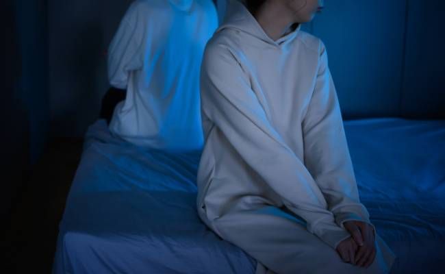 背中合わせの夫婦のイメージ