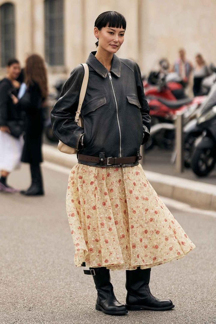 画像: ハードなレザーとロマンティックな花柄をミックス