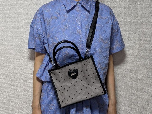 piumスクエアバッグ肩に掛けたところ