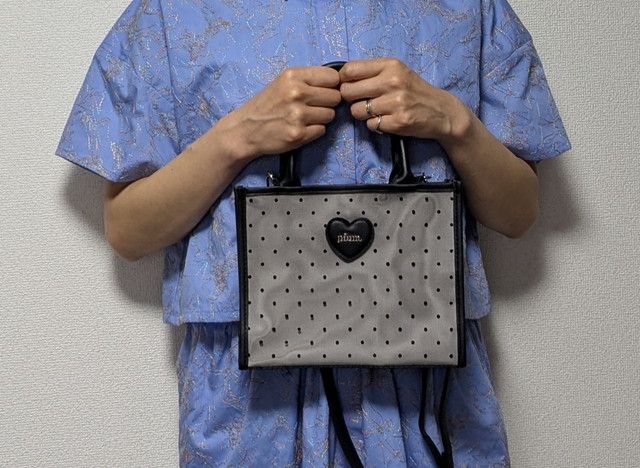 piumスクエアバッグ持ったところ