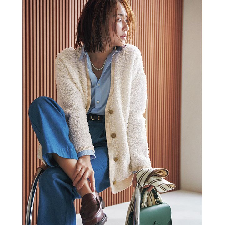 気温27度におすすめのシャツ×デニムにツイード風カーデを羽織った優木まおみさん