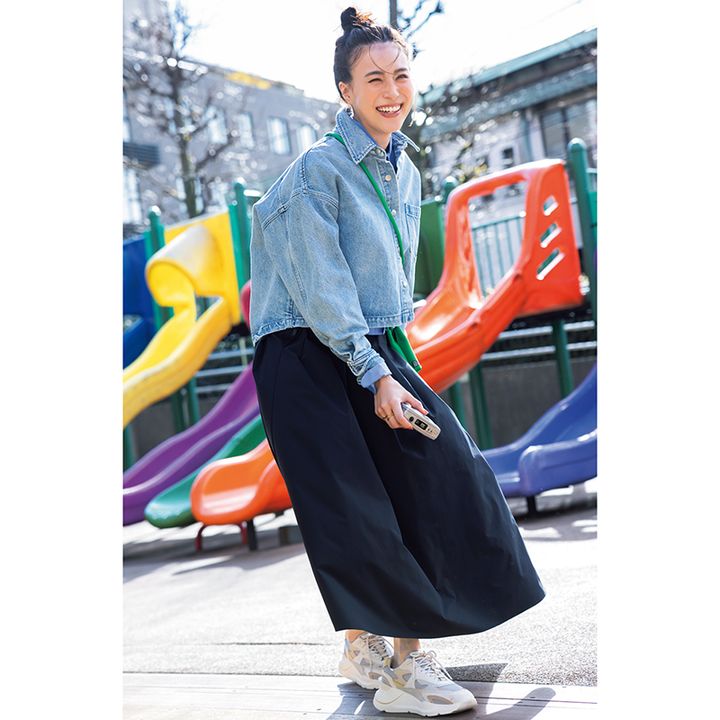 気温27度の日におすすめのデニムジャケット×黒スカートの笹川友里さん
