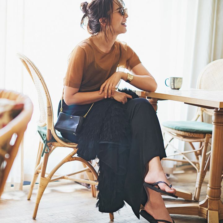 気温27度の日におすすめのシアートップス×スカートにカーデを持った優木まおみさん