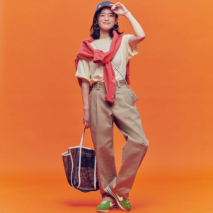 気温27度の日におすすめのTシャツ×ベージュパンツにスウェットを肩掛けした宮城舞さん