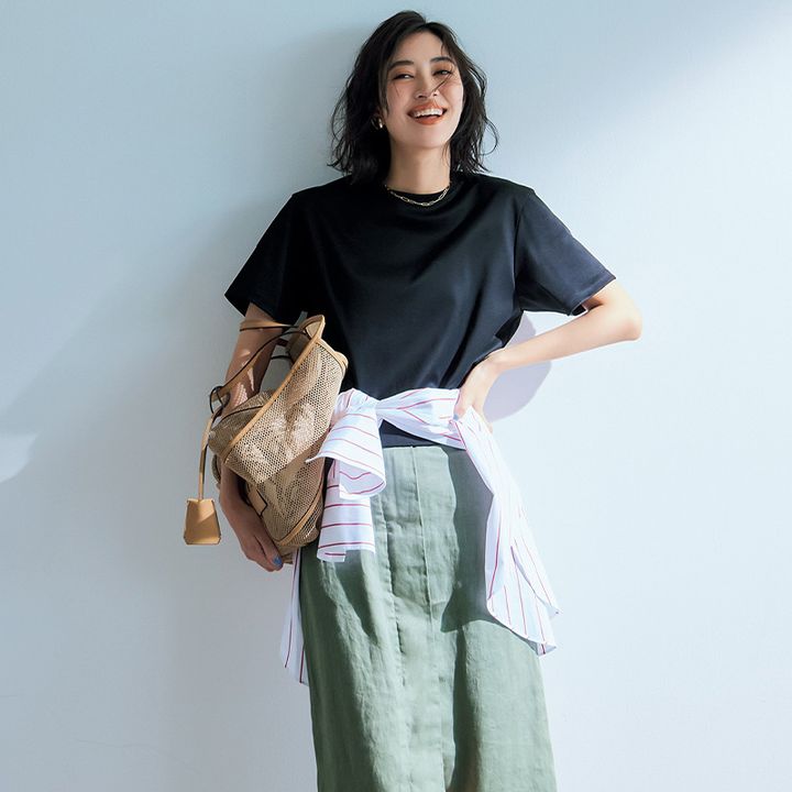 気温27度の日におすすめのTシャツ×スカートにシャツを腰巻した岡本あずささん