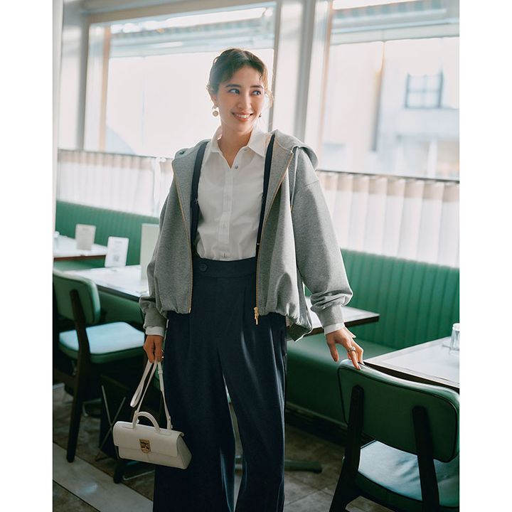 気温27度の日におすすめのシャツ×黒パンにパーカーを羽織った岡本あずささん