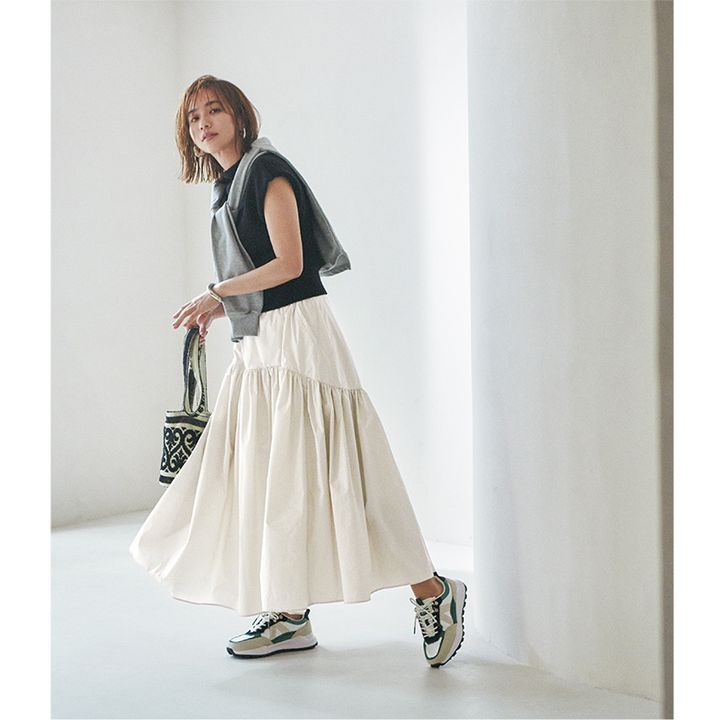 気温27度の日におすすめのニット×撥水ギャザースカートにトップスを肩掛けした優木まおみさん