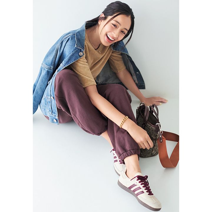 気温27度の日におすすめのベロアT×スウェットパンツんいデニムジャケットを羽織った木佐貫まやさん