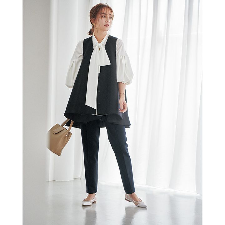 気温27度の日におすすめの白ブラウス×黒パンツ×ジレの優木まおみさん