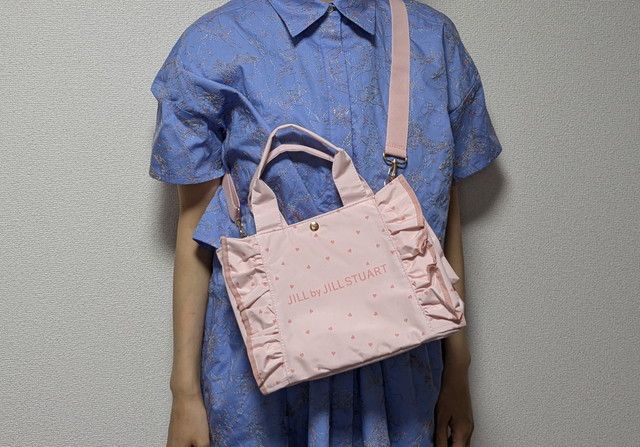 ジルスチュアートハートフリルバッグ肩に掛けたところ