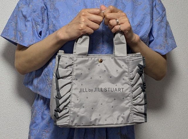 ジルスチュアートハートフリルバッグ持ったところ