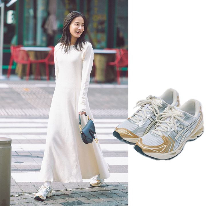 白のカットソーワンピースにアシックスのスニーカーとディオールのミニバッグを合わせたコーデ