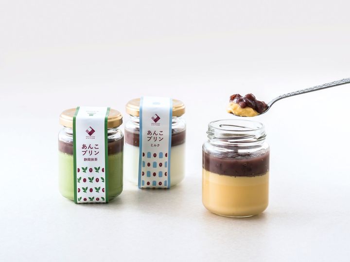 フレーバーは3種類。ふんわりと香る抹茶プリン、優しくミルキーなミルクプリン、濃厚なカスタードプリンの上に、たっぷりとあんこがのせられています。